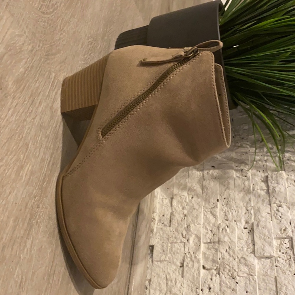 2/$20 just add to bundle to save!!    Express tan suede boots